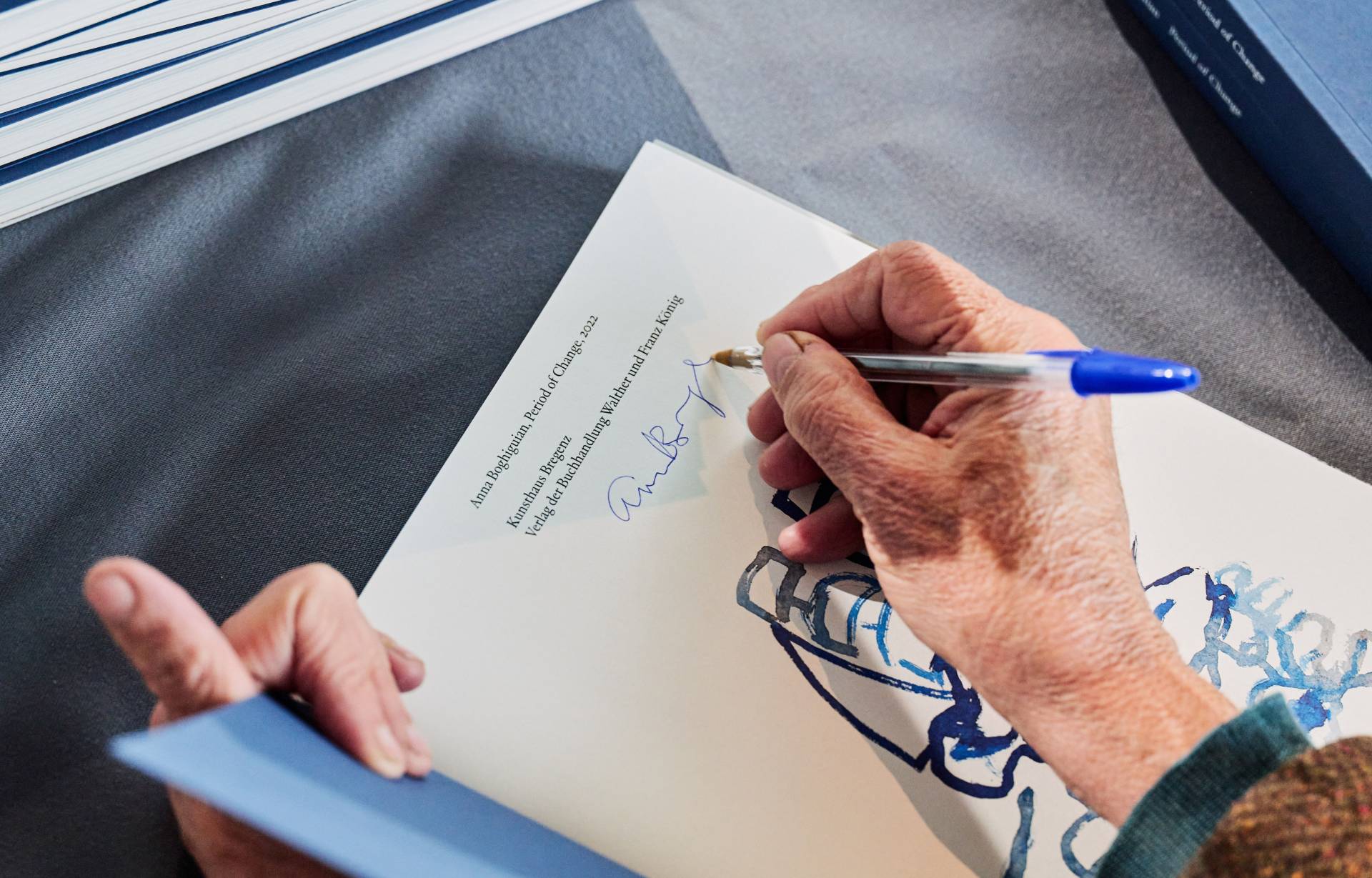 Anna Boghiguian beim Signieren Ihrer Publikation