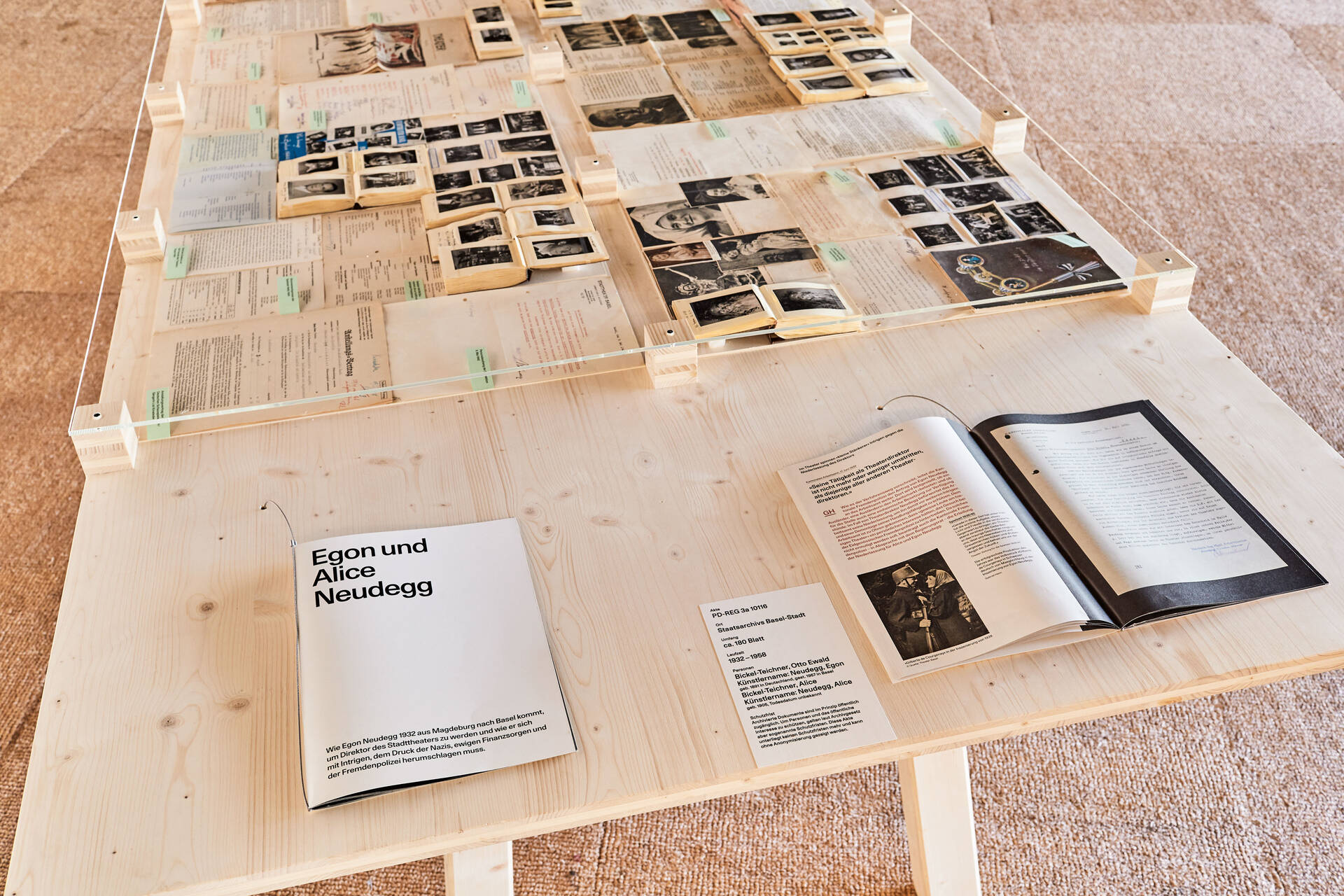 Ausstellungsgrafik &raquo;Magnet Basel &ndash; Migration im Dreil&auml;ndereck&laquo; f&uuml;r das Team Stratenwerth, Basel