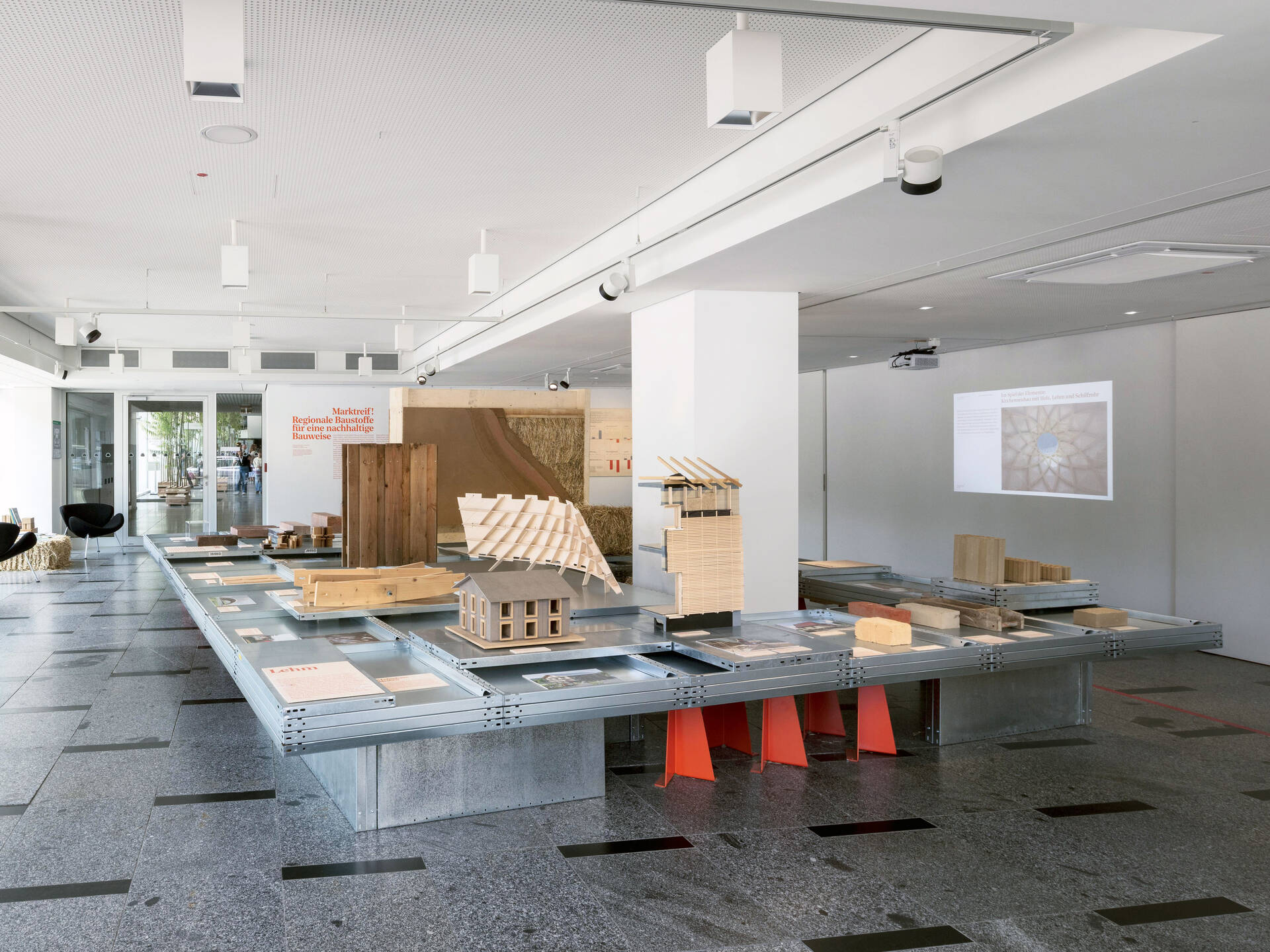 Ausstellungsgrafik &raquo;Marktreif! Regionale Baustoffe f&uuml;r eine nachhaltige Bauweise&laquo; f&uuml;r das ZfBK &ndash; Zentrum f&uuml;r Baukultur Sachsen, Dresden