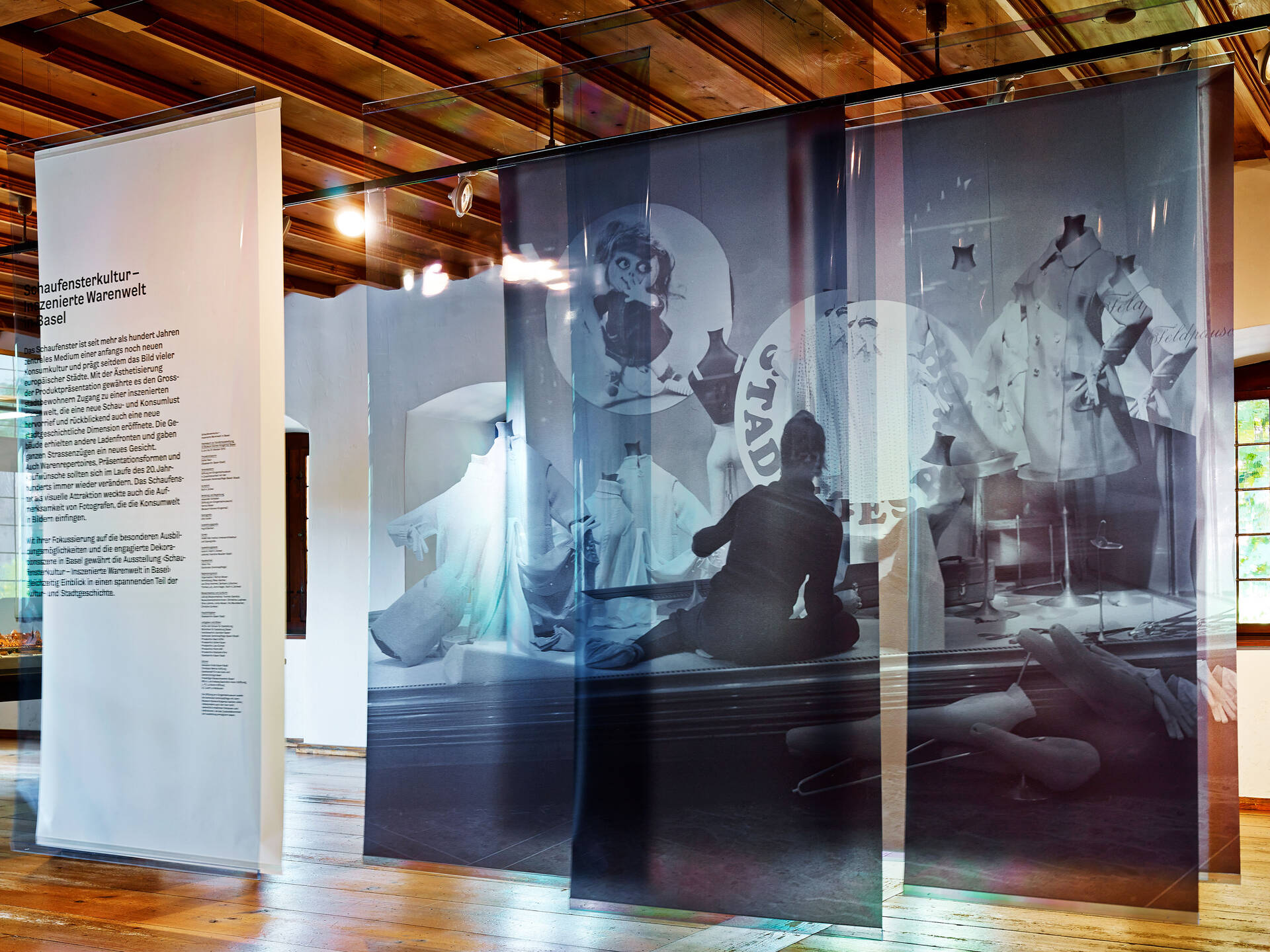 Ausstellungsgrafik &raquo;Schaufensterkultur &ndash; Inszenierte Warenwelt in Basel&laquo; f&uuml;r das Museum Kleines Klingental, Basel